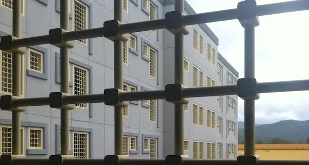 In carcere. Detenuto aggredisce gli agenti e distrugge la cella