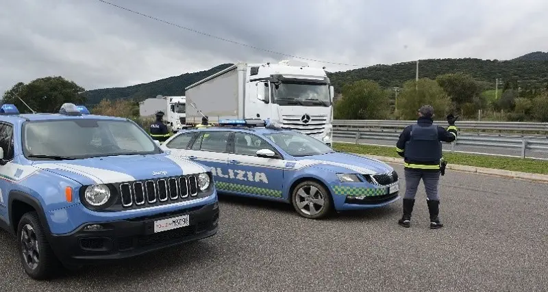 Nuoro: camion con cronotachigrafo alterato, patente ritirata e sanzione per l'autista