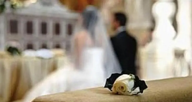 Sposa va in bagno e trova la suocera che allatta lo sposo: la storia diventa virale