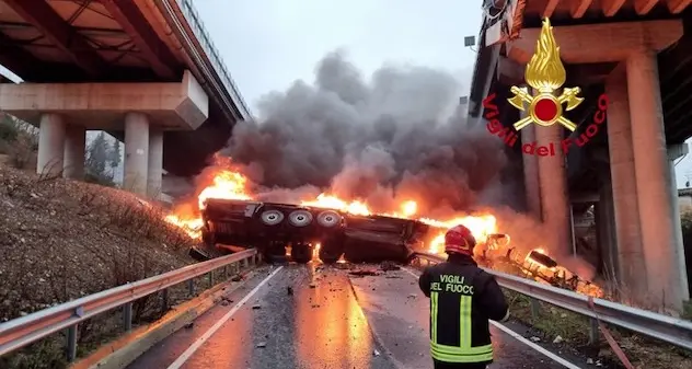 Tir precipita da viadotto e va a fuoco: morto l’autista