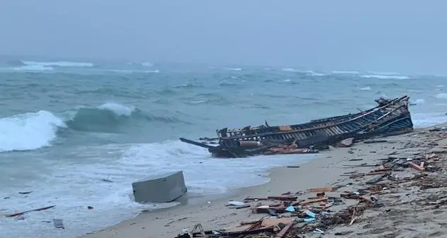 Naufragio davanti alle coste di Crotone: oltre 40 morti, c'è anche un bambino