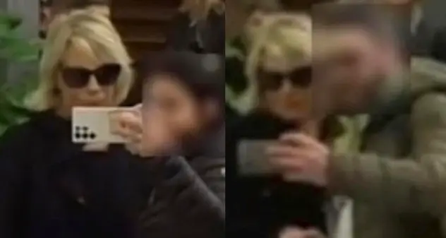 Alcuni fan chiedono selfie a Maria De Filippi nella camera ardente di Costanzo
