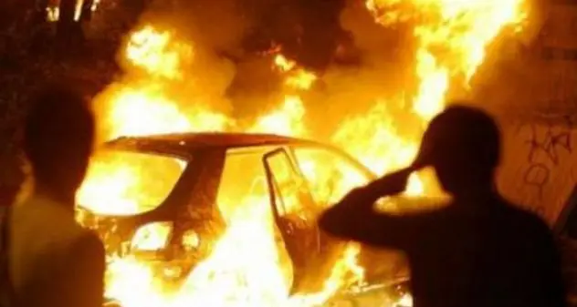 Talana. Si schianta contro il guardrail, l’auto prende fuoco e il conducente fugge.