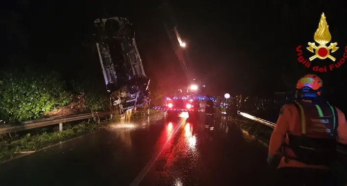 Bomba d’acqua a Solemis: furgone travolto dal fiume: momenti di panico per i passeggeri