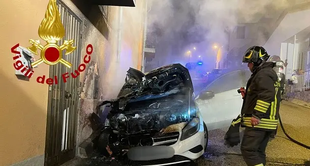 Auto in fiamme a Bono: tempestivo intervento dei Vigili del Fuoco