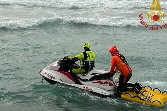 Le operazioni di soccorso per il naufragio del barcone di migranti avvenuto stamani a Steccato di Cutro, nel crotonese, 26 febbraio 2023. I vigili del fuoco operano con sommozzatori e soccorritori acquatici, recuperati al momento 28 corpi senza vita di migranti, 3 trascinati a Botricello e Castro (CZ) dalla corrente. ANSA/ VIGILI DEL FUOCO +++ ANSA PROVIDES ACCESS TO THIS HANDOUT PHOTO TO BE USED SOLELY TO ILLUSTRATE NEWS REPORTING OR COMMENTARY ON THE FACTS OR EVENTS DEPICTED IN THIS IMAGE; NO ARCHIVING; NO LICENSING +++ NPK +++