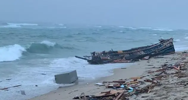 Lutto in Calabria per la strage di migranti, fermati 4 scafisti