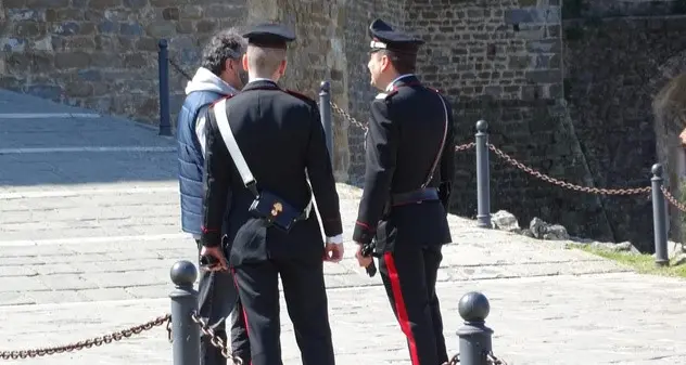 Giba. Dopo averla maltrattata per anni, torna a casa della madre nonostante il divieto del giudice