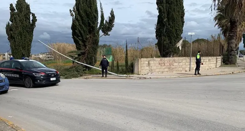 Alghero. Tir abbatte palo dell’illuminazione pubblica: stretto troppo la curva