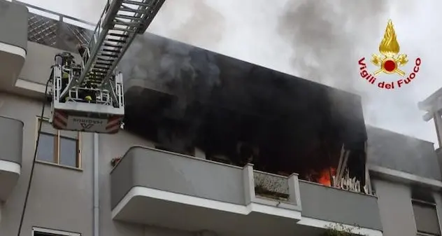 Cagliari. Carica la stufa e scoppia l’incendio in casa