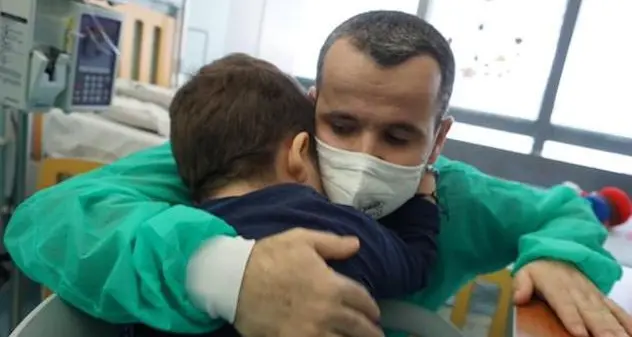 Papà dona polmone al figlio di 5 anni: “Non ci ho pensato due volte”