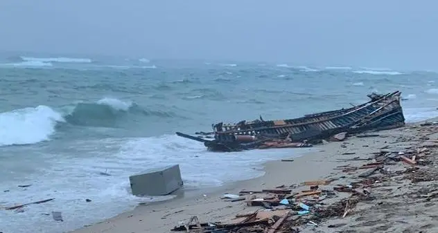 “Ammassati in stiva, la barca si è spezzata”, il racconto dell'orrore