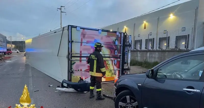 Tragedia sfiorata a Olbia: rimorchio si ribalta e travolge un’auto