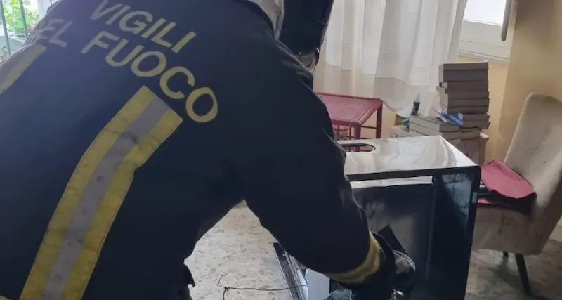 Incendio in un appartamento a Nuoro: i Vigili del fuoco evitano il peggio