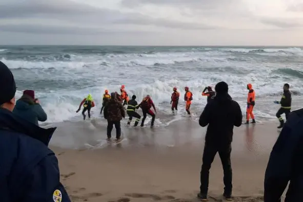 Il recupero di un corpo nel corso delle ricerche dei dispersi del naufragio del barcone carico di migranti avvenuto ieri sulla spiaggia di Steccato di Cutro, 27 febbraio 2023.\\nANSA/ ALESSANDRO SGHERRI