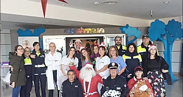 Il bellissimo gesto della Polizia Locale \"Aspol\" al Brotzu: Babbo Natale porta i regali ai piccoli bimbi in degenza. Le Foto