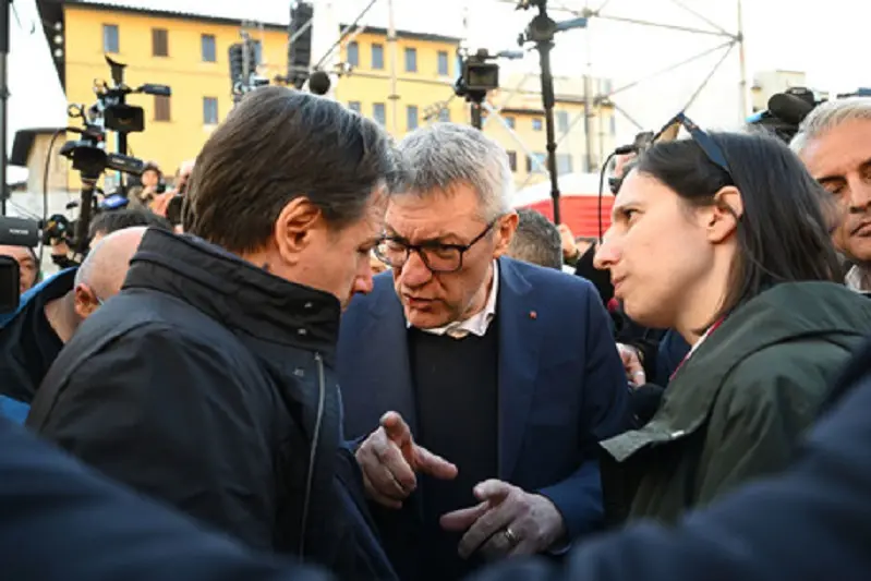 la neosegretaria del Pd Elly Schlein (D) Maurizio Landini (C)  e Giuseppe Conte (S) al corteo della manifestazione antifascista a difesa di scuola e Costituzione, indetto dai sindacati Flc Cgil, Cisl Scuola e Uil Scuola fiorentine e nazionali. Firenze, 4 Marzo 2023\\rANSA/CLAUDIO GIOVANNINI