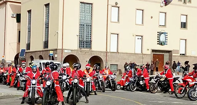 Babbi Natale in sella alle Harley Davidson, la bellissima iniziativa di 200 motociclisti per consegnare i doni ai bimbi sfortunati