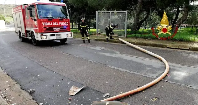 Cagliari. Il forte vento crea ancora danni e disagi. Decine gli alberi sradicati e i lampioni, pali e cartelli divelti