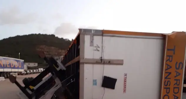 Sardegna sotto la morsa del vento: rimorchi ribaltati al porto industriale di Olbia. FOTO