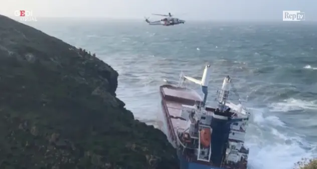 Nave mercantile incagliata a Sant'Antioco: sversamenti di gasolio in mare