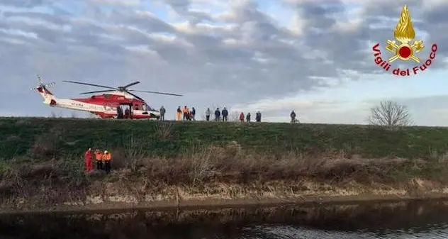 Auto finisce nel canale, muoiono conducente e poliziotto-eroe che tenta di salvarlo