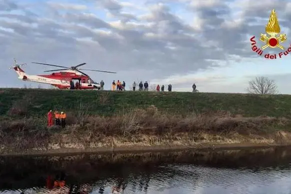 Sono stati recuperati, poco fa, a Anguillara (Padova) - in foto - i corpi di un 70enne finito ieri con l\\'auto nel fiume Gorzone e del poliziotto che si era tuffato per salvarlo. Lo apprende l\\'ANSA dai vigili del fuoco. Le due vittime erano in un punto seminascosto del fondale, a una decina di metri da dove si era inabissata l\\'auto. L\\'agente, hanno spiegato i soccorritori, tratteneva ancora vicino a se\\' il corpo dell\\'automobilista, che evidentemente era riuscito a raggiungere e a far uscire, all\\'abitacolo. Le ricerche condotte ieri fino a tarda sera non avevano permesso di individuarli a causa della scarsissima visibilit\\u2021 sul fondale.\\nANSA/VIGILI DEL FUOCO ANSA PROVIDES ACCESS TO THIS HANDOUT PHOTO TO BE USED SOLELY TO ILLUSTRATE NEWS REPORTING OR COMMENTARY ON THE FACTS OR EVENTS DEPICTED IN THIS IMAGE; NO ARCHIVING; NO LICENSING NPK