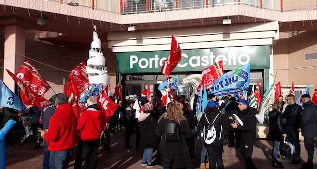 Sciopero dei lavoratori degli ipermercati Auchan di tutta l’isola