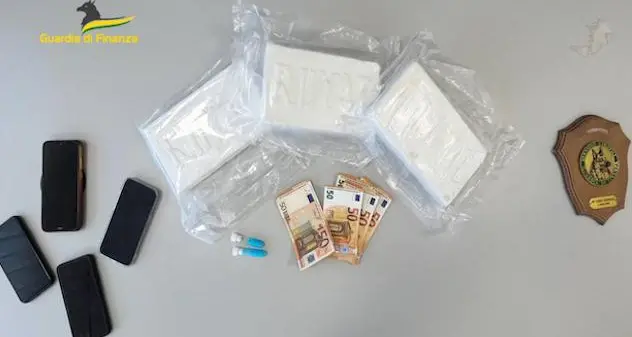Cocaina nella borsetta, madre e figlia arrestate al porto di Olbia