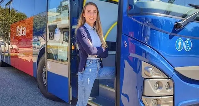 “A scuola guida mi dissero che noi donne siamo adatte solo ai fornelli. Oggi guido gli autobus” L’intervista