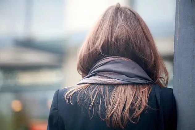 Back side of a long hair woman with neckerchief