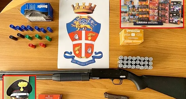 Fucile a pompa, pistola, cartucce e 10 Kg di materiale esplodente in un magazzino: nei guai un 20enne pregiudicato