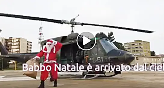 Babbo Natale arriva dal cielo a bordo dell’elicottero dell’Aeronautica: è festa per i bimbi ricoverati in Pediatria. VIDEO