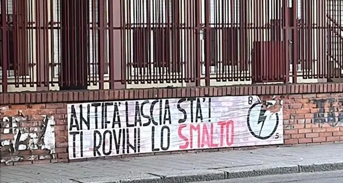 Slogan fascisti al Siotto. La scuola: \"No a messaggi squadristi\"