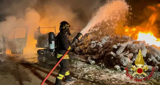 Olbia. Deposito di legna devastato da un incendio: distrutti tre mezzi da lavoro