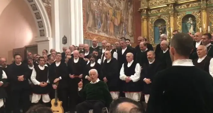 Otto cori uniti per cantare \"S'ultima serenada\", dirige il 77enne maestro Mario Coloru