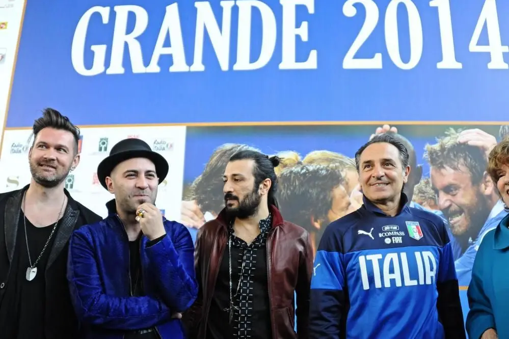 Il commissario tecnico della Nazionale, Cesare Prandelli, a margine della conferenza stampa di presentazione della canzone dei Negramaro (S) dedicata agli Azzurri dal titolo \"Un amore cos\\u00EC grande\", Coverciano (Firenze), 15 aprile 2014.\\nANSA/MAURIZIO DEGL\\'INNOCENTI\\n