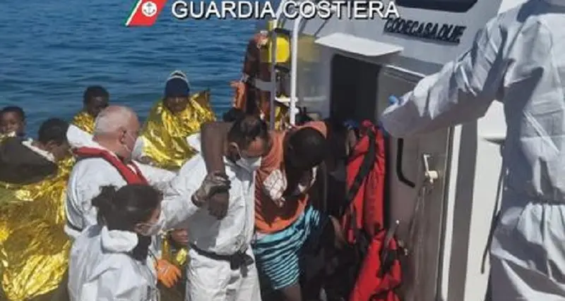 Migranti, barcone in difficoltà: a bordo 500 persone tra cui donne e bambini