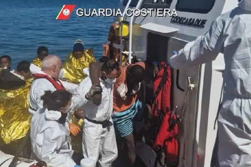 Una immagine del soccorso della Guardia costiera a Lampedusa, 8 marzo 2023. Un barchino di 7 metri \\u00E8 naufragato in area Sar a largo di Lampedusa. A soccorrere 38 migranti, fra cui 11 donne e un minore, sono stati i militari della Capitaneria di porto e della Guardia di finanza. Non sono stati riferiti dispersi in mare. ANSA/ GUARDIA COSTIERA ++HO - NO SALES EDITORIAL USE ONLY++