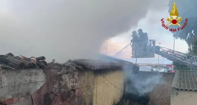 Cagliari. Incendio in uno stabile occupato da migranti