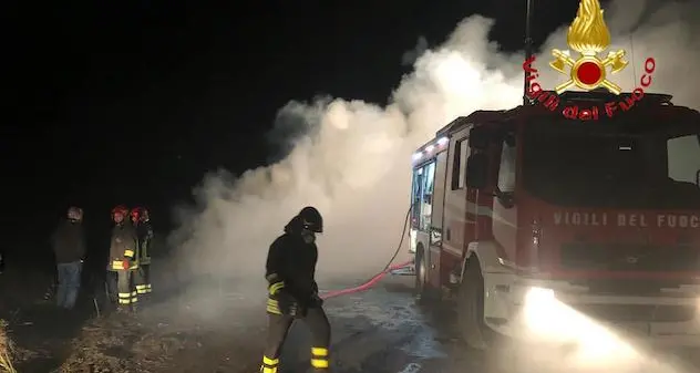 Bitti. Grosso incendio lungo la provinciale 73