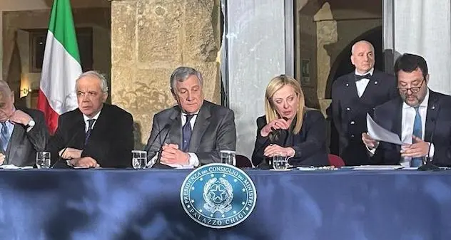 Migranti, Consiglio dei Ministri a Cutro. Meloni: “Governo non poteva fare di più”