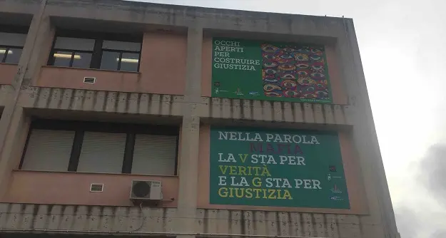 Cagliari. “Cultura della legalità”: appesi due pannelli all’Istituto Marconi