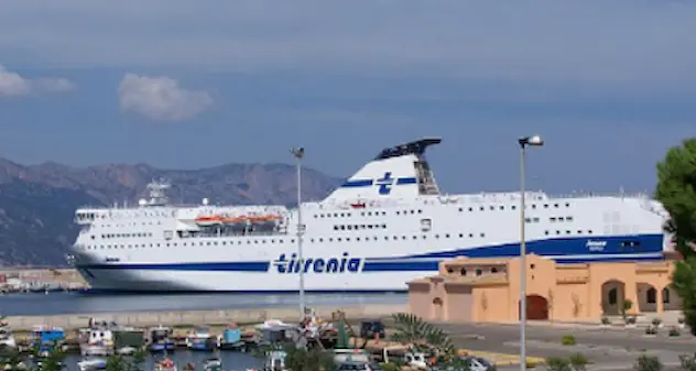 Arbatax. La nave non attracca e lascia a terra i passeggeri