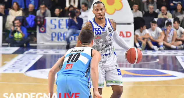 Basket, Serie A: La Dinamo vince contro Cremona. Pozzecco batte Sacchetti