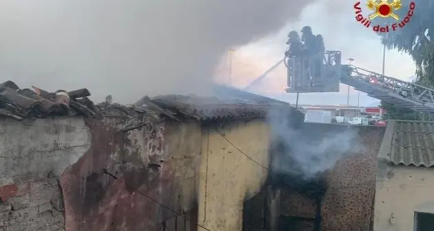 Cagliari. Ancora fiamme in un ex rifugio di migranti