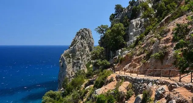 Baunei. Escursione a Pedra longa: scivola e fa un volo di diversi metri