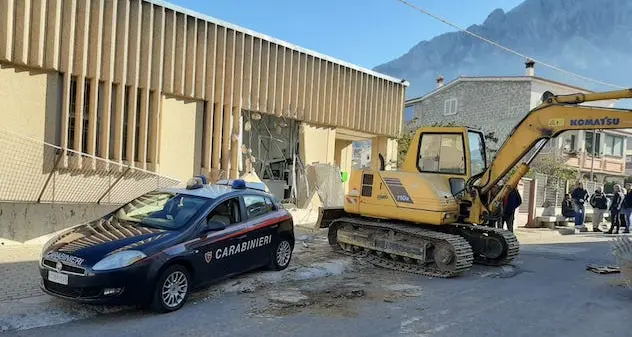 Oliena. Rapina con un escavatore al postamat delle Poste: portata via una cassaforte