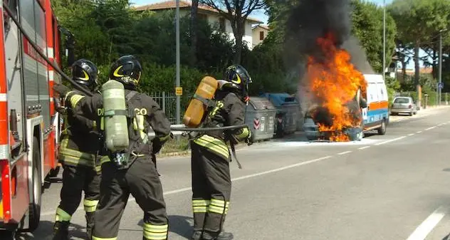 Sassari. Raid incendiario alla croce medica: distrutta un’ambulanza