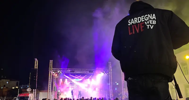 Grande successo per il Capodanno in piazza a Tortolì, dinamico e scintillante, ricco di musica e colori